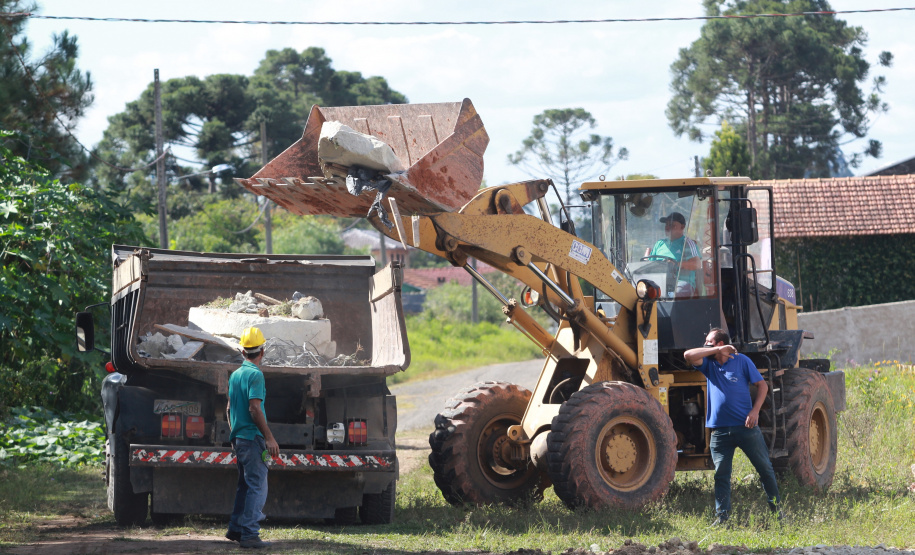 Técnicos da Cohapar e da Prefeitura de Rio Azul vistoriaram nesta quinta-feira (20) um terreno que poderá ser usado para a construção de novas casas populares na cidade, na região Centro-Sul do Paraná. O objetivo dos órgãos é ampliar os investimentos em habitação para o município, que já possui outros dois projetos em andamento e somam R$ 6,7 milhões de investimentos públicos para atendimento da população. (Foto: Alessandro Vieira / AEN)