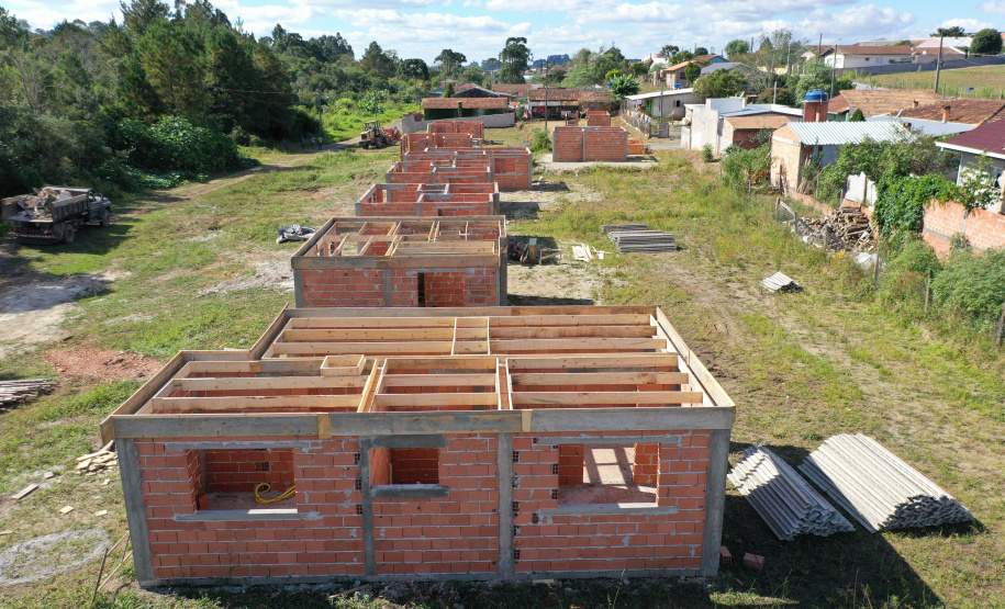 Técnicos da Cohapar e da Prefeitura de Rio Azul vistoriaram nesta quinta-feira (20) um terreno que poderá ser usado para a construção de novas casas populares na cidade, na região Centro-Sul do Paraná. O objetivo dos órgãos é ampliar os investimentos em habitação para o município, que já possui outros dois projetos em andamento e somam R$ 6,7 milhões de investimentos públicos para atendimento da população. (Foto: Alessandro Vieira / AEN)