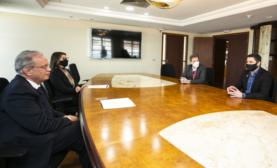 Celepar e Fiep fazem mapeamento inédito de governo digital . - À esquerda, todos sentados: Carlos Valter Martins Pedro, presidente do Sistema FIEP e Marília de Souza, gerente-executiva do Observatório Sistema FIEP. À direita, Leandro Moura, presidente da Celepar e Pedro Carmona, diretor administrativo-financeiro da Celepar.  Foto: Gelson Bampi/FIEP