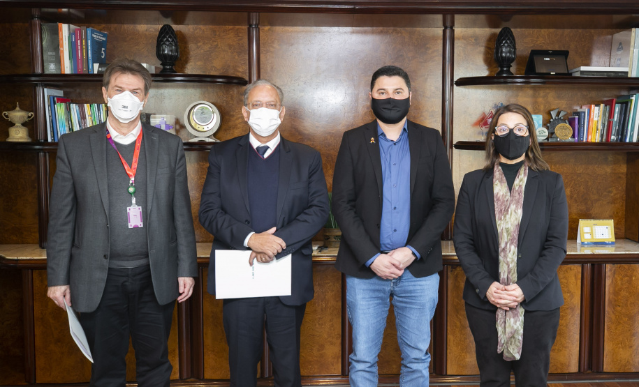 Celepar e Fiep fazem mapeamento inédito de governo digital - Da esquerda para a direita, todos em pé: Pedro Carmona (Celepar), Carlos Valter Martins Pedro(Sistema FIEP), Leandro Moura (Celepar) e Marília de Souza (Sistema FIEP). -- Foto: Gelson Bampi/FIEP