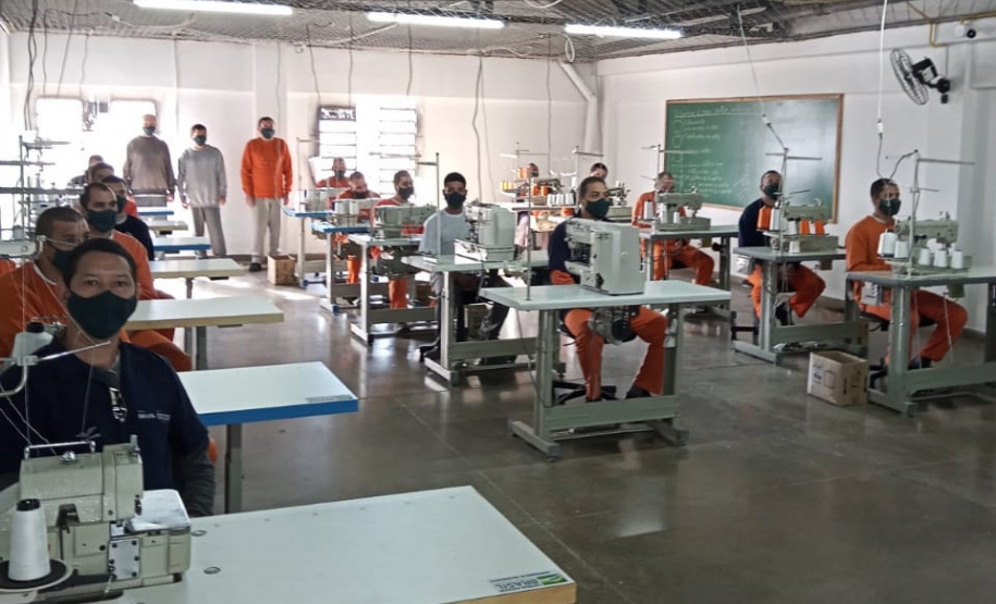 Presos de seis penitenciárias concluem curso de costura industrial - Foto: Depen/PR