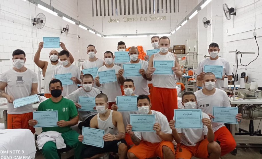 Presos de seis penitenciárias concluem curso de costura industrial - Foto: Depen/PR