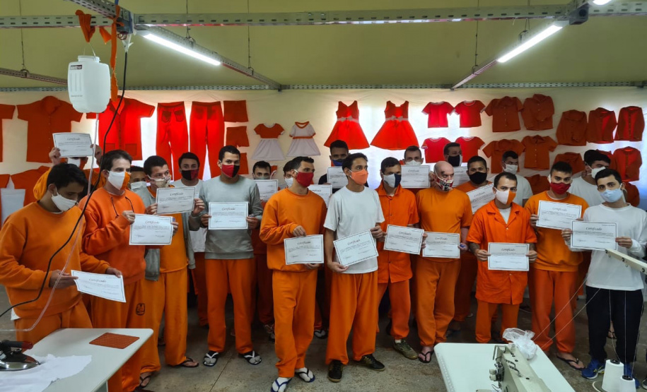 Presos de seis penitenciárias concluem curso de costura industrial - Foto: Depen/PR