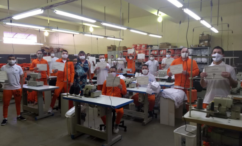 Presos de seis penitenciárias concluem curso de costura industrial - Foto: Depen/PR