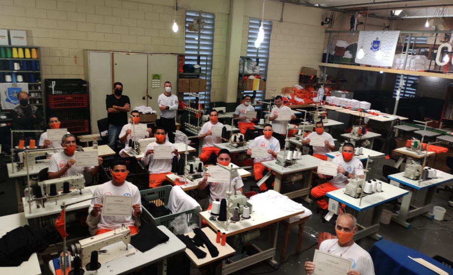 Presos de seis penitenciárias concluem curso de costura industrial - Foto: Depen/PR