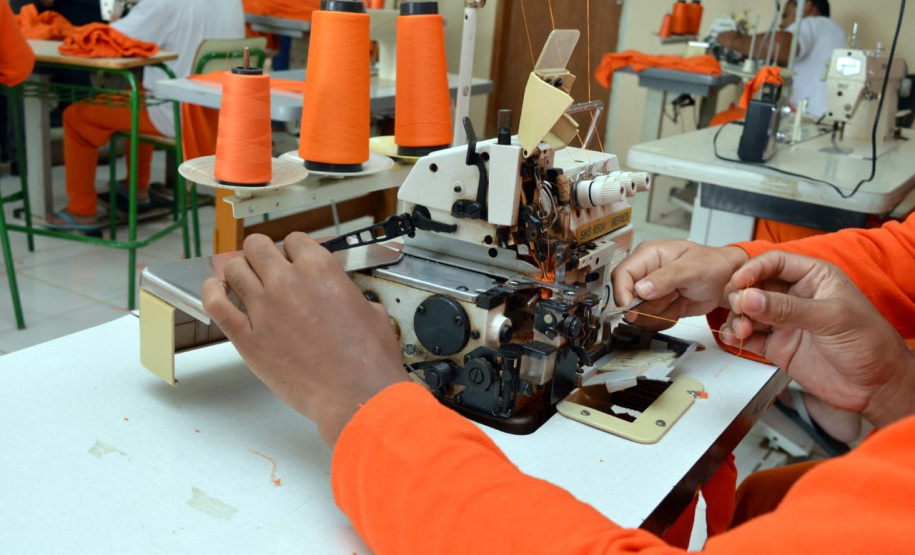 Presos de seis penitenciárias concluem curso de costura industrial - Foto: Depen/PR