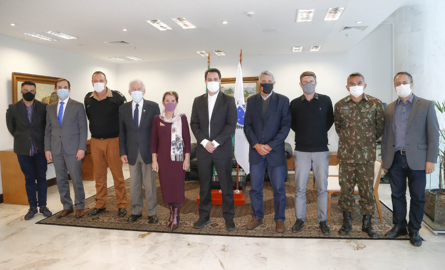 O governador Carlos Massa Ratinho Junior recebeu nesta quinta-feira (20), no Palácio Iguaçu, o general de divisão Joarez Alves Pereira Junior para aprofundar as tratativas sobre o pleito de Ponta Grossa como sede da nova Escola de Sargentos das Armas (ESA) do Exército Brasileiro. O general é coordenador executivo do Grupo de Trabalho da ESA, responsável pelo processo de pesquisa e planejamento para a implantação da escola. - Curitiba, 20/05/2021 - Foto: Jonathan Campos/AEN