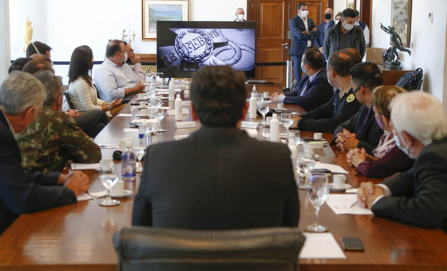 O governador Carlos Massa Ratinho Junior recebeu nesta quinta-feira (20), no Palácio Iguaçu, o general de divisão Joarez Alves Pereira Junior para aprofundar as tratativas sobre o pleito de Ponta Grossa como sede da nova Escola de Sargentos das Armas (ESA) do Exército Brasileiro. O general é coordenador executivo do Grupo de Trabalho da ESA, responsável pelo processo de pesquisa e planejamento para a implantação da escola. - Curitiba, 20/05/2021 - Foto: Jonathan Campos/AEN