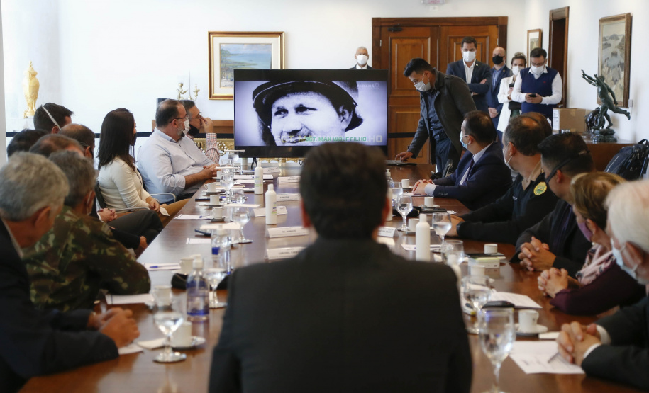 O governador Carlos Massa Ratinho Junior recebeu nesta quinta-feira (20), no Palácio Iguaçu, o general de divisão Joarez Alves Pereira Junior para aprofundar as tratativas sobre o pleito de Ponta Grossa como sede da nova Escola de Sargentos das Armas (ESA) do Exército Brasileiro. O general é coordenador executivo do Grupo de Trabalho da ESA, responsável pelo processo de pesquisa e planejamento para a implantação da escola. - Curitiba, 20/05/2021 - Foto: Jonathan Campos/AEN