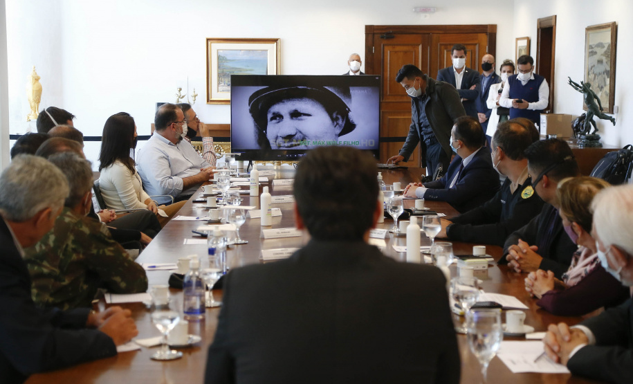 O governador Carlos Massa Ratinho Junior recebeu nesta quinta-feira (20), no Palácio Iguaçu, o general de divisão Joarez Alves Pereira Junior para aprofundar as tratativas sobre o pleito de Ponta Grossa como sede da nova Escola de Sargentos das Armas (ESA) do Exército Brasileiro. O general é coordenador executivo do Grupo de Trabalho da ESA, responsável pelo processo de pesquisa e planejamento para a implantação da escola. - Curitiba, 20/05/2021 - Foto: Jonathan Campos/AEN