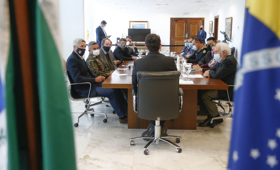 O governador Carlos Massa Ratinho Junior recebeu nesta quinta-feira (20), no Palácio Iguaçu, o general de divisão Joarez Alves Pereira Junior para aprofundar as tratativas sobre o pleito de Ponta Grossa como sede da nova Escola de Sargentos das Armas (ESA) do Exército Brasileiro. O general é coordenador executivo do Grupo de Trabalho da ESA, responsável pelo processo de pesquisa e planejamento para a implantação da escola. - Curitiba, 20/05/2021 - Foto: Jonathan Campos/AEN
