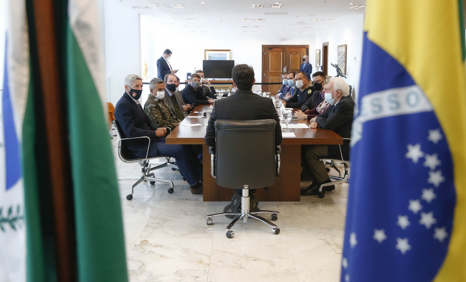 O governador Carlos Massa Ratinho Junior recebeu nesta quinta-feira (20), no Palácio Iguaçu, o general de divisão Joarez Alves Pereira Junior para aprofundar as tratativas sobre o pleito de Ponta Grossa como sede da nova Escola de Sargentos das Armas (ESA) do Exército Brasileiro. O general é coordenador executivo do Grupo de Trabalho da ESA, responsável pelo processo de pesquisa e planejamento para a implantação da escola. - Curitiba, 20/05/2021 - Foto: Jonathan Campos/AEN