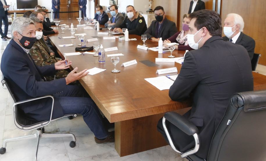 O governador Carlos Massa Ratinho Junior recebeu nesta quinta-feira (20), no Palácio Iguaçu, o general de divisão Joarez Alves Pereira Junior para aprofundar as tratativas sobre o pleito de Ponta Grossa como sede da nova Escola de Sargentos das Armas (ESA) do Exército Brasileiro. O general é coordenador executivo do Grupo de Trabalho da ESA, responsável pelo processo de pesquisa e planejamento para a implantação da escola. - Curitiba, 20/05/2021 - Foto: Jonathan Campos/AEN