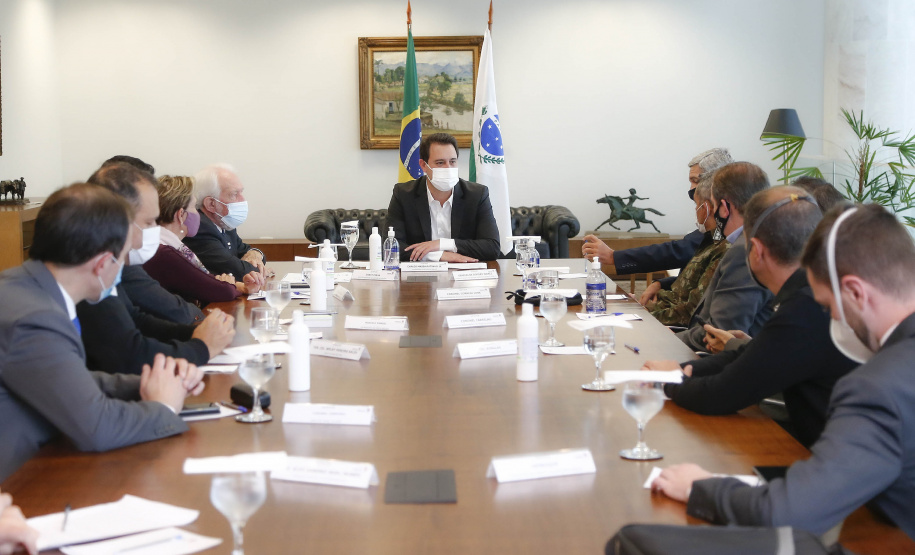 O governador Carlos Massa Ratinho Junior recebeu nesta quinta-feira (20), no Palácio Iguaçu, o general de divisão Joarez Alves Pereira Junior para aprofundar as tratativas sobre o pleito de Ponta Grossa como sede da nova Escola de Sargentos das Armas (ESA) do Exército Brasileiro. O general é coordenador executivo do Grupo de Trabalho da ESA, responsável pelo processo de pesquisa e planejamento para a implantação da escola. - Curitiba, 20/05/2021 - Foto: Jonathan Campos/AEN