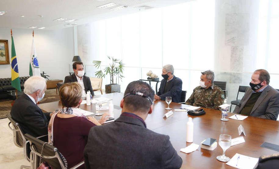O governador Carlos Massa Ratinho Junior recebeu nesta quinta-feira (20), no Palácio Iguaçu, o general de divisão Joarez Alves Pereira Junior para aprofundar as tratativas sobre o pleito de Ponta Grossa como sede da nova Escola de Sargentos das Armas (ESA) do Exército Brasileiro. O general é coordenador executivo do Grupo de Trabalho da ESA, responsável pelo processo de pesquisa e planejamento para a implantação da escola. - Curitiba, 20/05/2021 - Foto: Jonathan Campos/AEN