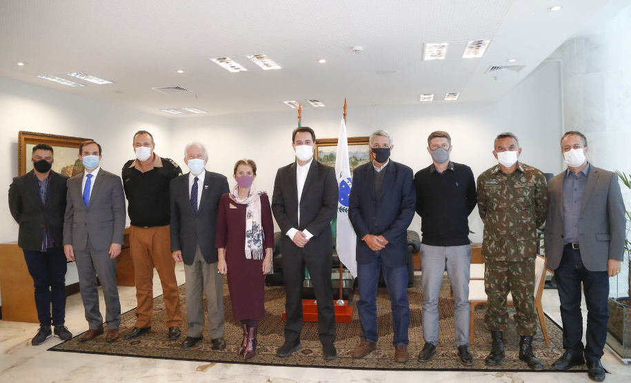 O governador Carlos Massa Ratinho Junior recebeu nesta quinta-feira (20), no Palácio Iguaçu, o general de divisão Joarez Alves Pereira Junior para aprofundar as tratativas sobre o pleito de Ponta Grossa como sede da nova Escola de Sargentos das Armas (ESA) do Exército Brasileiro. O general é coordenador executivo do Grupo de Trabalho da ESA, responsável pelo processo de pesquisa e planejamento para a implantação da escola. - Curitiba, 20/05/2021 - Foto: Jonathan Campos/AEN