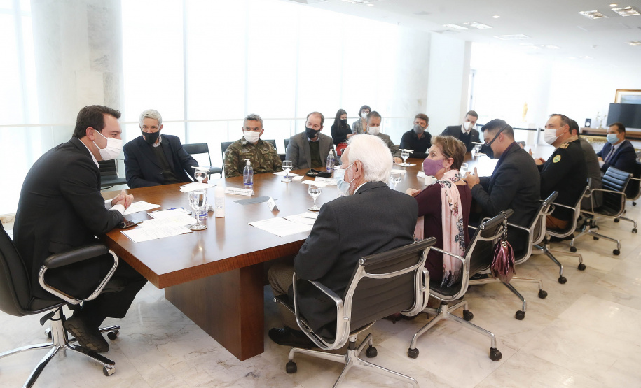 O governador Carlos Massa Ratinho Junior recebeu nesta quinta-feira (20), no Palácio Iguaçu, o general de divisão Joarez Alves Pereira Junior para aprofundar as tratativas sobre o pleito de Ponta Grossa como sede da nova Escola de Sargentos das Armas (ESA) do Exército Brasileiro. O general é coordenador executivo do Grupo de Trabalho da ESA, responsável pelo processo de pesquisa e planejamento para a implantação da escola. - Curitiba, 20/05/2021 - Foto: Jonathan Campos/AEN