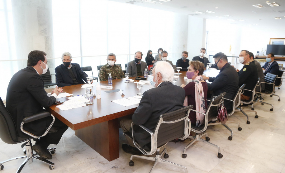 O governador Carlos Massa Ratinho Junior recebeu nesta quinta-feira (20), no Palácio Iguaçu, o general de divisão Joarez Alves Pereira Junior para aprofundar as tratativas sobre o pleito de Ponta Grossa como sede da nova Escola de Sargentos das Armas (ESA) do Exército Brasileiro. O general é coordenador executivo do Grupo de Trabalho da ESA, responsável pelo processo de pesquisa e planejamento para a implantação da escola. - Curitiba, 20/05/2021 - Foto: Jonathan Campos/AEN