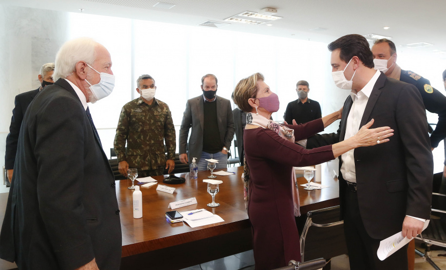O governador Carlos Massa Ratinho Junior recebeu nesta quinta-feira (20), no Palácio Iguaçu, o general de divisão Joarez Alves Pereira Junior para aprofundar as tratativas sobre o pleito de Ponta Grossa como sede da nova Escola de Sargentos das Armas (ESA) do Exército Brasileiro. O general é coordenador executivo do Grupo de Trabalho da ESA, responsável pelo processo de pesquisa e planejamento para a implantação da escola. - Curitiba, 20/05/2021 - Foto: Jonathan Campos/AEN