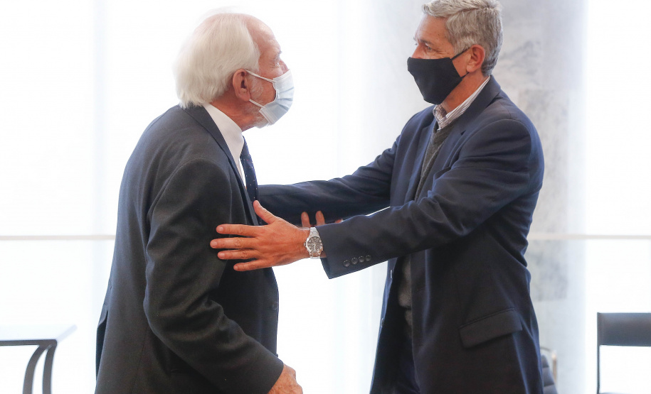 O governador Carlos Massa Ratinho Junior recebeu nesta quinta-feira (20), no Palácio Iguaçu, o general de divisão Joarez Alves Pereira Junior para aprofundar as tratativas sobre o pleito de Ponta Grossa como sede da nova Escola de Sargentos das Armas (ESA) do Exército Brasileiro. O general é coordenador executivo do Grupo de Trabalho da ESA, responsável pelo processo de pesquisa e planejamento para a implantação da escola. - Curitiba, 20/05/2021 - Foto: Jonathan Campos/AEN