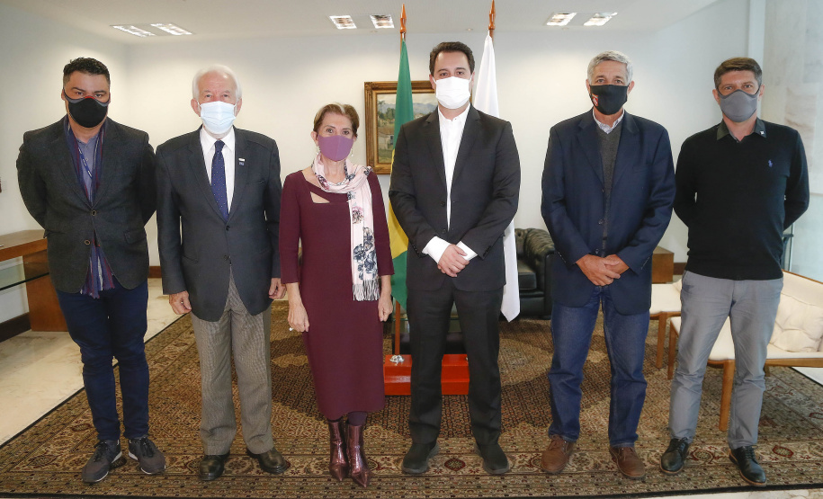 O governador Carlos Massa Ratinho Junior recebeu nesta quinta-feira (20), no Palácio Iguaçu, o general de divisão Joarez Alves Pereira Junior para aprofundar as tratativas sobre o pleito de Ponta Grossa como sede da nova Escola de Sargentos das Armas (ESA) do Exército Brasileiro. O general é coordenador executivo do Grupo de Trabalho da ESA, responsável pelo processo de pesquisa e planejamento para a implantação da escola. - Curitiba, 20/05/2021 - Foto: Jonathan Campos/AEN