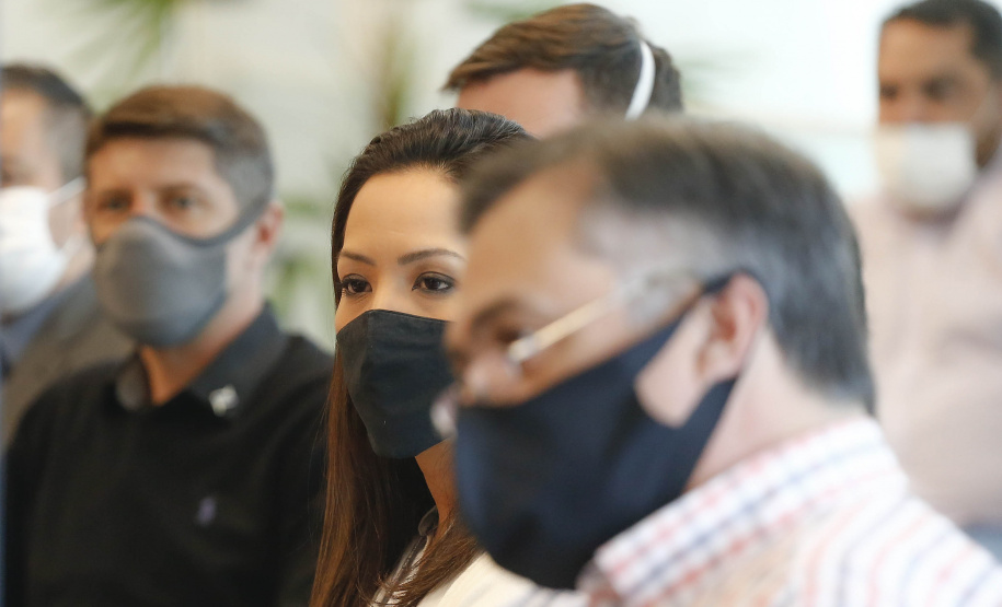 O governador Carlos Massa Ratinho Junior recebeu nesta quinta-feira (20), no Palácio Iguaçu, o general de divisão Joarez Alves Pereira Junior para aprofundar as tratativas sobre o pleito de Ponta Grossa como sede da nova Escola de Sargentos das Armas (ESA) do Exército Brasileiro. O general é coordenador executivo do Grupo de Trabalho da ESA, responsável pelo processo de pesquisa e planejamento para a implantação da escola. - Curitiba, 20/05/2021 - Foto: Jonathan Campos/AEN