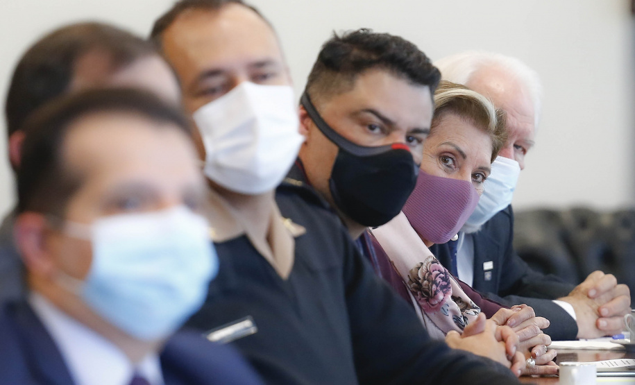 O governador Carlos Massa Ratinho Junior recebeu nesta quinta-feira (20), no Palácio Iguaçu, o general de divisão Joarez Alves Pereira Junior para aprofundar as tratativas sobre o pleito de Ponta Grossa como sede da nova Escola de Sargentos das Armas (ESA) do Exército Brasileiro. O general é coordenador executivo do Grupo de Trabalho da ESA, responsável pelo processo de pesquisa e planejamento para a implantação da escola. - Curitiba, 20/05/2021 - Foto: Jonathan Campos/AEN