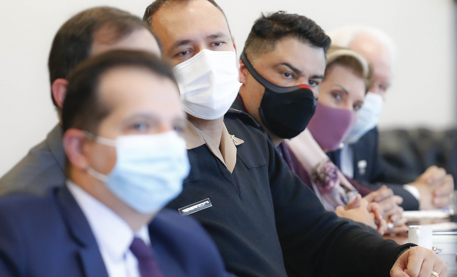 O governador Carlos Massa Ratinho Junior recebeu nesta quinta-feira (20), no Palácio Iguaçu, o general de divisão Joarez Alves Pereira Junior para aprofundar as tratativas sobre o pleito de Ponta Grossa como sede da nova Escola de Sargentos das Armas (ESA) do Exército Brasileiro. O general é coordenador executivo do Grupo de Trabalho da ESA, responsável pelo processo de pesquisa e planejamento para a implantação da escola. - Curitiba, 20/05/2021 - Foto: Jonathan Campos/AEN