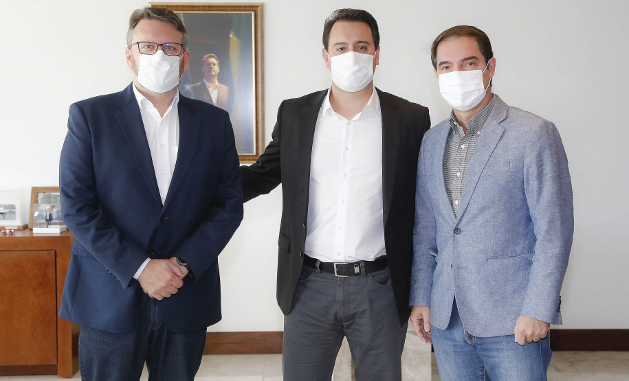 Em razão da piora da pandemia no início de 2021, o Banco Regional de Desenvolvimento do Extremo Sul (BRDE) fará novas prorrogações das dívidas já existentes para aliviar o fluxo de caixa das empresas paranaenses. A medida foi aprovada pelo governador do Estado Ratinho Junior com a intenção de que todos os órgãos do governo viabilizem soluções aos empresários nesta segunda onda de covid-19. - Curitiba, 20/05/2021 - Foto: Jonathan Campos/AEN