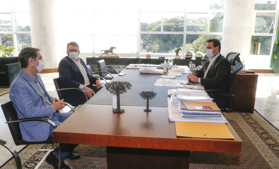 Em razão da piora da pandemia no início de 2021, o Banco Regional de Desenvolvimento do Extremo Sul (BRDE) fará novas prorrogações das dívidas já existentes para aliviar o fluxo de caixa das empresas paranaenses. A medida foi aprovada pelo governador do Estado Ratinho Junior com a intenção de que todos os órgãos do governo viabilizem soluções aos empresários nesta segunda onda de covid-19. - Curitiba, 20/05/2021 - Foto: Jonathan Campos/AEN