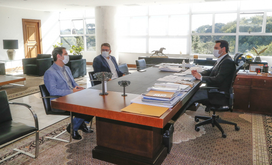 Em razão da piora da pandemia no início de 2021, o Banco Regional de Desenvolvimento do Extremo Sul (BRDE) fará novas prorrogações das dívidas já existentes para aliviar o fluxo de caixa das empresas paranaenses. A medida foi aprovada pelo governador do Estado Ratinho Junior com a intenção de que todos os órgãos do governo viabilizem soluções aos empresários nesta segunda onda de covid-19. - Curitiba, 20/05/2021 - Foto: Jonathan Campos/AEN