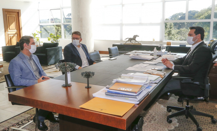 Em razão da piora da pandemia no início de 2021, o Banco Regional de Desenvolvimento do Extremo Sul (BRDE) fará novas prorrogações das dívidas já existentes para aliviar o fluxo de caixa das empresas paranaenses. A medida foi aprovada pelo governador do Estado Ratinho Junior com a intenção de que todos os órgãos do governo viabilizem soluções aos empresários nesta segunda onda de covid-19. - Curitiba, 20/05/2021 - Foto: Jonathan Campos/AEN