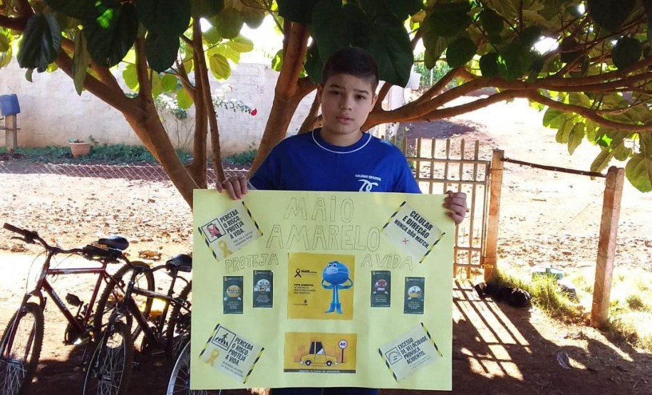 Aliando o desenvolvimento dos conteúdos da disciplina de Língua Portuguesa à campanha internacional Maio Amarelo, de conscientização para a redução da mortalidade no trânsito, os alunos do 7° ano do Colégio Estadual Duque de Caxias, da cidade de Corbélia, no Oeste do Estado, aplicam seu aprendizado produzindo materiais especiais sobre o tema. - Foto: SEED