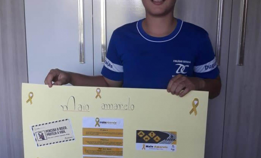 Aliando o desenvolvimento dos conteúdos da disciplina de Língua Portuguesa à campanha internacional Maio Amarelo, de conscientização para a redução da mortalidade no trânsito, os alunos do 7° ano do Colégio Estadual Duque de Caxias, da cidade de Corbélia, no Oeste do Estado, aplicam seu aprendizado produzindo materiais especiais sobre o tema. - Foto: SEED