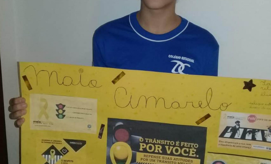 Aliando o desenvolvimento dos conteúdos da disciplina de Língua Portuguesa à campanha internacional Maio Amarelo, de conscientização para a redução da mortalidade no trânsito, os alunos do 7° ano do Colégio Estadual Duque de Caxias, da cidade de Corbélia, no Oeste do Estado, aplicam seu aprendizado produzindo materiais especiais sobre o tema. - Foto: SEED