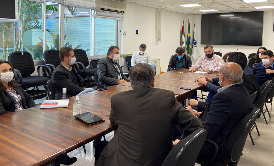 A Secretaria de Estado da Saúde (Sesa) promoveu nesta quinta-feira (20) reunião com prefeitos, secretários municipais e deputados ligados ao litoral do Estado para articulação de novas ações de enfrentamento à Covid-19 na região. - Curitiba, 20/05/2021 - Foto: Andressa Desyreé/SESA