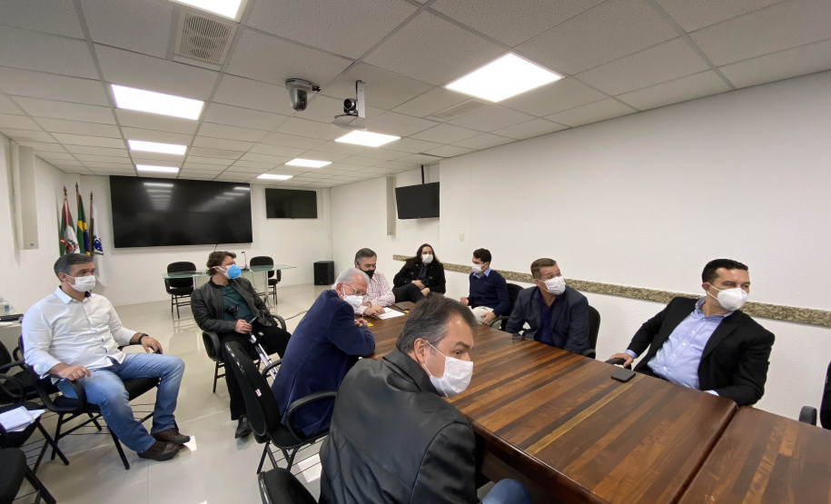 A Secretaria de Estado da Saúde (Sesa) promoveu nesta quinta-feira (20) reunião com prefeitos, secretários municipais e deputados ligados ao litoral do Estado para articulação de novas ações de enfrentamento à Covid-19 na região. - Curitiba, 20/05/2021 - Foto: Andressa Desyreé/SESA