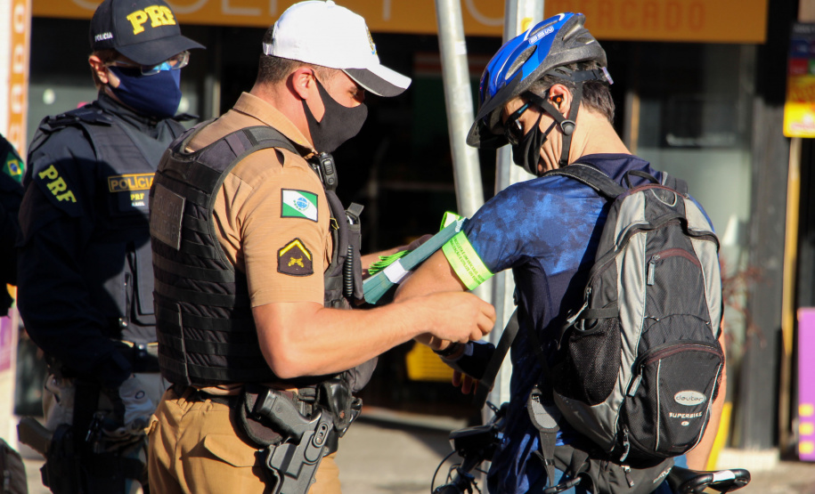 Ciclistas são orientados sobre medidas de segurança durante blitz da campanha Maio Amarelo em Curitiba - Curitiba, 20 de maio de 2021. Foto: Soldado Amanda Morais