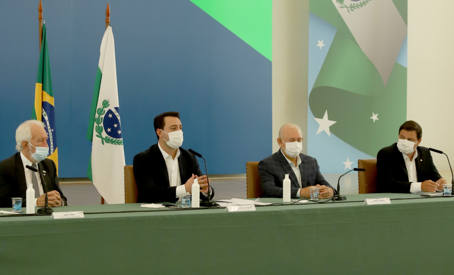 A nova concessão das rodovias que cortam o Paraná será baseada em torno da menor tarifa oferecida ao usuário, sem limite de desconto na disputa na Bolsa de Valores, arrumando a modelagem de acordo com o anseio da população. A alteração na proposta original foi anunciada pelo governador Carlos Massa Ratinho Junior durante entrevista coletiva nesta sexta-feira (21), no Palácio Iguaçu, em Curitiba, e é resultado das seguidas reuniões em Brasília (DF) do início desta semana. Foto: Ari Dias/AEN