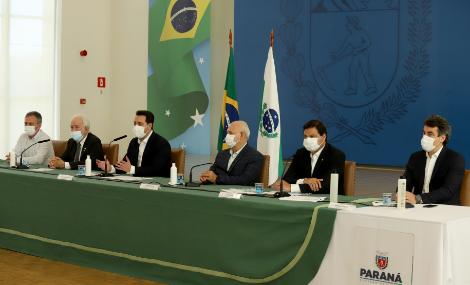 A nova concessão das rodovias que cortam o Paraná será baseada em torno da menor tarifa oferecida ao usuário, sem limite de desconto na disputa na Bolsa de Valores, arrumando a modelagem de acordo com o anseio da população. A alteração na proposta original foi anunciada pelo governador Carlos Massa Ratinho Junior durante entrevista coletiva nesta sexta-feira (21), no Palácio Iguaçu, em Curitiba, e é resultado das seguidas reuniões em Brasília (DF) do início desta semana. Foto: Ari Dias/AEN