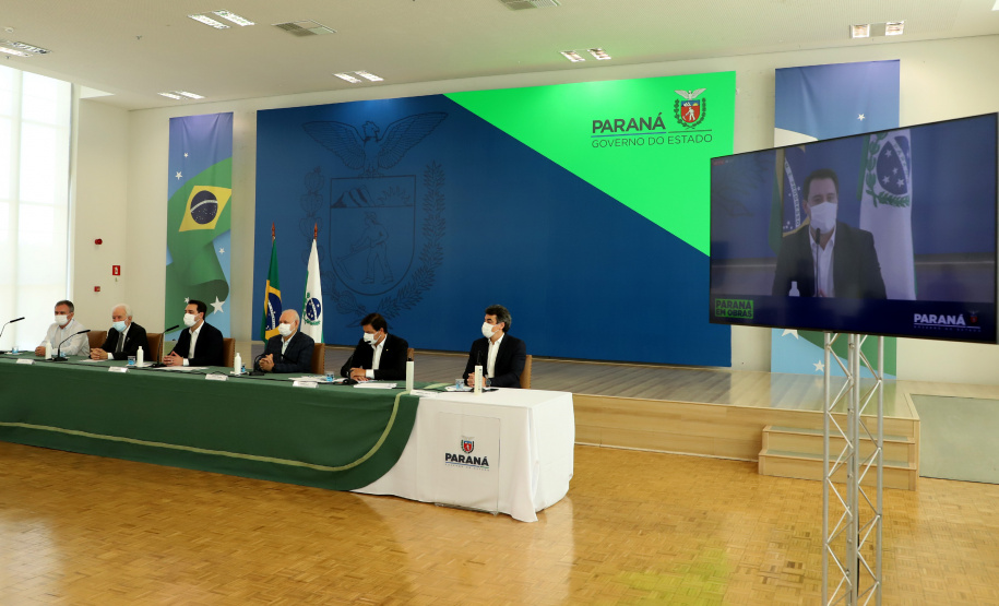 A nova concessão das rodovias que cortam o Paraná será baseada em torno da menor tarifa oferecida ao usuário, sem limite de desconto na disputa na Bolsa de Valores, arrumando a modelagem de acordo com o anseio da população. A alteração na proposta original foi anunciada pelo governador Carlos Massa Ratinho Junior durante entrevista coletiva nesta sexta-feira (21), no Palácio Iguaçu, em Curitiba, e é resultado das seguidas reuniões em Brasília (DF) do início desta semana. Foto: Ari Dias/AEN