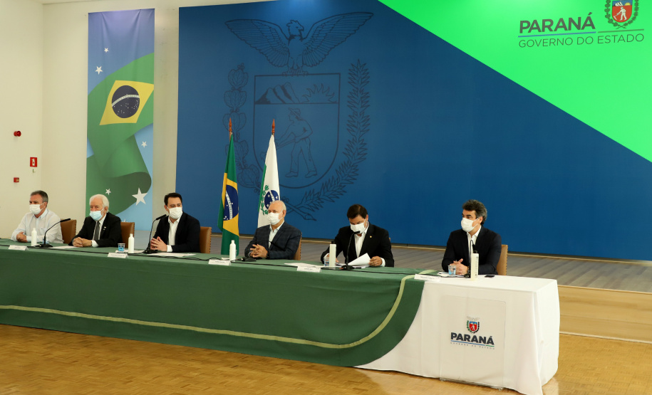 A nova concessão das rodovias que cortam o Paraná será baseada em torno da menor tarifa oferecida ao usuário, sem limite de desconto na disputa na Bolsa de Valores, arrumando a modelagem de acordo com o anseio da população. A alteração na proposta original foi anunciada pelo governador Carlos Massa Ratinho Junior durante entrevista coletiva nesta sexta-feira (21), no Palácio Iguaçu, em Curitiba, e é resultado das seguidas reuniões em Brasília (DF) do início desta semana. Foto: Ari Dias/AEN