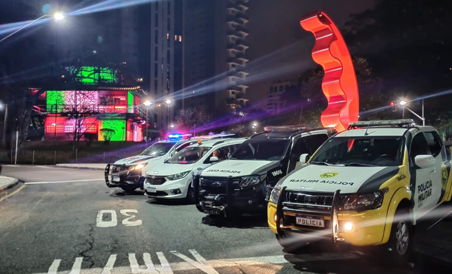 A Ação Integrada de Fiscalização Urbana (AIFU) da Polícia Militar, principal ferramenta aplicada no cumprimento de medidas de fiscalização de estabelecimentos comerciais, intensificou os trabalhos nesta semana para inibir aglomerações de pessoas e outras infrações. Nesta semana, o trabalho resultou em 17 estabelecimentos fechados e 175 autuações administrativas lavradas.  -  Curitiba, 21/05/2021  -  Foto: SESP/PR