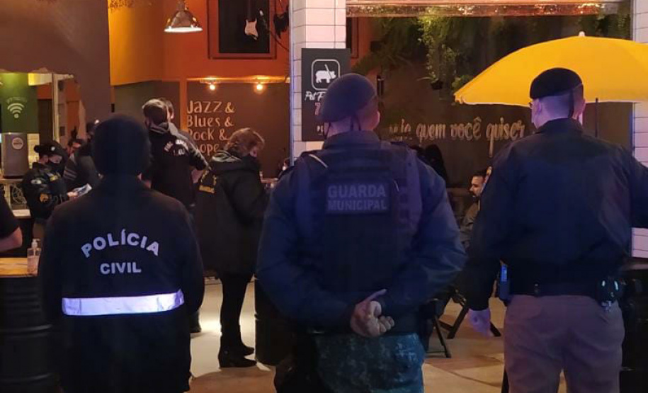 A Ação Integrada de Fiscalização Urbana (AIFU) da Polícia Militar, principal ferramenta aplicada no cumprimento de medidas de fiscalização de estabelecimentos comerciais, intensificou os trabalhos nesta semana para inibir aglomerações de pessoas e outras infrações. Nesta semana, o trabalho resultou em 17 estabelecimentos fechados e 175 autuações administrativas lavradas.  -  Curitiba, 21/05/2021  -  Foto: SESP/PR