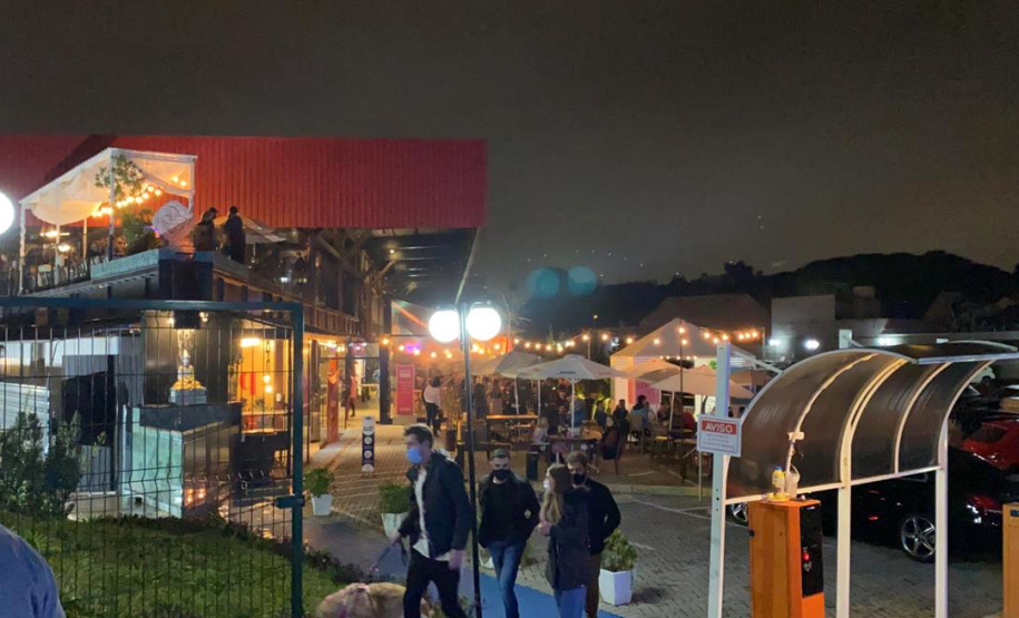 A Ação Integrada de Fiscalização Urbana (AIFU) da Polícia Militar, principal ferramenta aplicada no cumprimento de medidas de fiscalização de estabelecimentos comerciais, intensificou os trabalhos nesta semana para inibir aglomerações de pessoas e outras infrações. Nesta semana, o trabalho resultou em 17 estabelecimentos fechados e 175 autuações administrativas lavradas.  -  Curitiba, 21/05/2021  -  Foto: SESP/PR