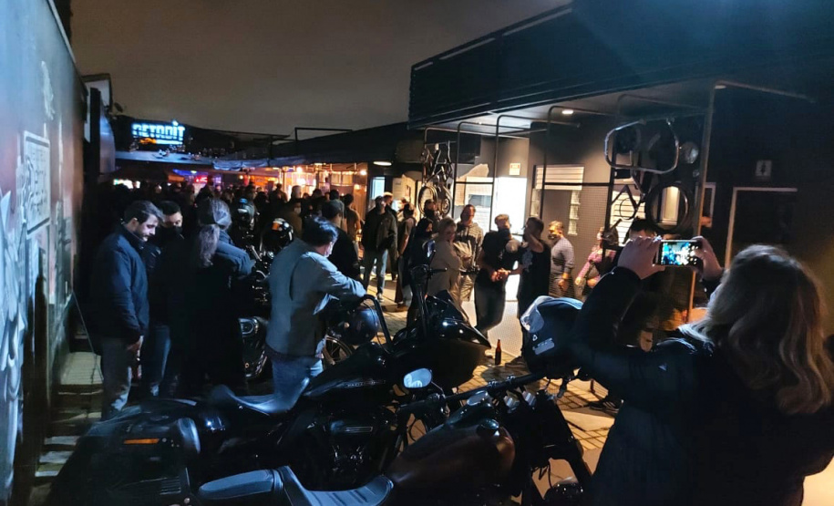 A Ação Integrada de Fiscalização Urbana (AIFU) da Polícia Militar, principal ferramenta aplicada no cumprimento de medidas de fiscalização de estabelecimentos comerciais, intensificou os trabalhos nesta semana para inibir aglomerações de pessoas e outras infrações. Nesta semana, o trabalho resultou em 17 estabelecimentos fechados e 175 autuações administrativas lavradas.  -  Curitiba, 21/05/2021  -  Foto: SESP/PR