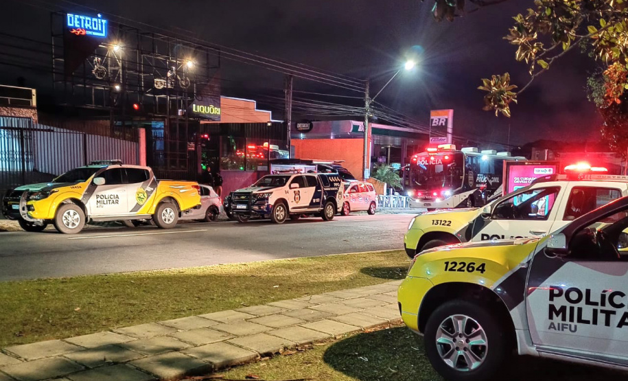 A Ação Integrada de Fiscalização Urbana (AIFU) da Polícia Militar, principal ferramenta aplicada no cumprimento de medidas de fiscalização de estabelecimentos comerciais, intensificou os trabalhos nesta semana para inibir aglomerações de pessoas e outras infrações. Nesta semana, o trabalho resultou em 17 estabelecimentos fechados e 175 autuações administrativas lavradas.  -  Curitiba, 21/05/2021  -  Foto: SESP/PR