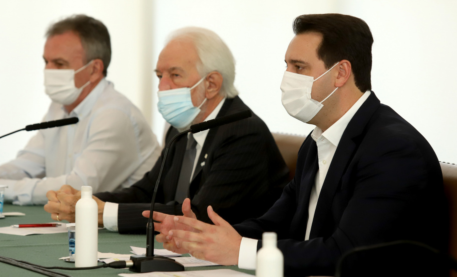 A nova concessão das rodovias que cortam o Paraná será baseada em torno da menor tarifa oferecida ao usuário, sem limite de desconto na disputa na Bolsa de Valores, arrumando a modelagem de acordo com o anseio da população. A alteração na proposta original foi anunciada pelo governador Carlos Massa Ratinho Junior durante entrevista coletiva nesta sexta-feira (21), no Palácio Iguaçu, em Curitiba, e é resultado das seguidas reuniões em Brasília (DF) do início desta semana. Foto: Ari Dias/AEN