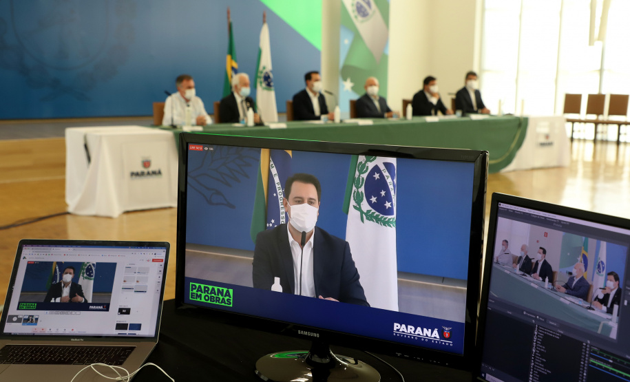 A nova concessão das rodovias que cortam o Paraná será baseada em torno da menor tarifa oferecida ao usuário, sem limite de desconto na disputa na Bolsa de Valores, arrumando a modelagem de acordo com o anseio da população. A alteração na proposta original foi anunciada pelo governador Carlos Massa Ratinho Junior durante entrevista coletiva nesta sexta-feira (21), no Palácio Iguaçu, em Curitiba, e é resultado das seguidas reuniões em Brasília (DF) do início desta semana. Foto: Ari Dias/AEN