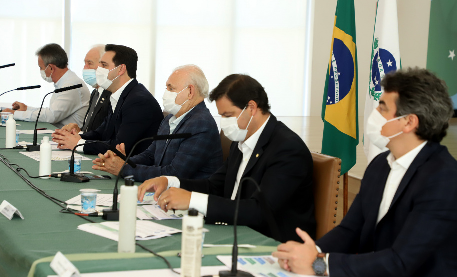 A nova concessão das rodovias que cortam o Paraná será baseada em torno da menor tarifa oferecida ao usuário, sem limite de desconto na disputa na Bolsa de Valores, arrumando a modelagem de acordo com o anseio da população. A alteração na proposta original foi anunciada pelo governador Carlos Massa Ratinho Junior durante entrevista coletiva nesta sexta-feira (21), no Palácio Iguaçu, em Curitiba, e é resultado das seguidas reuniões em Brasília (DF) do início desta semana. Foto: Ari Dias/AEN